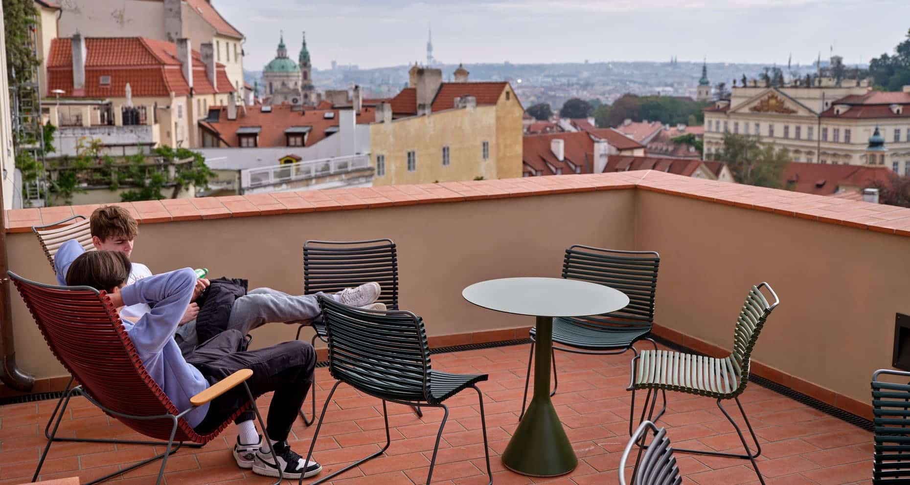 Studenti ParkLane při studijní přestávce na terase