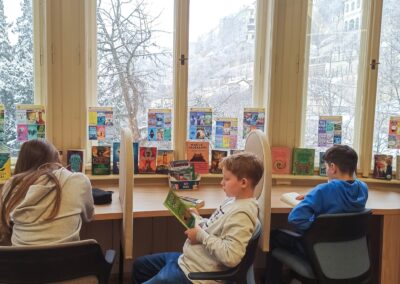 Students reading books at the Valdštejnská campus in the learning center