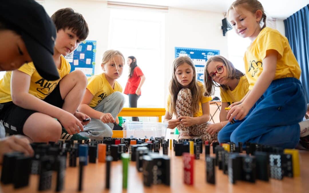 Týmová spolupráce během tradičního Domino Day