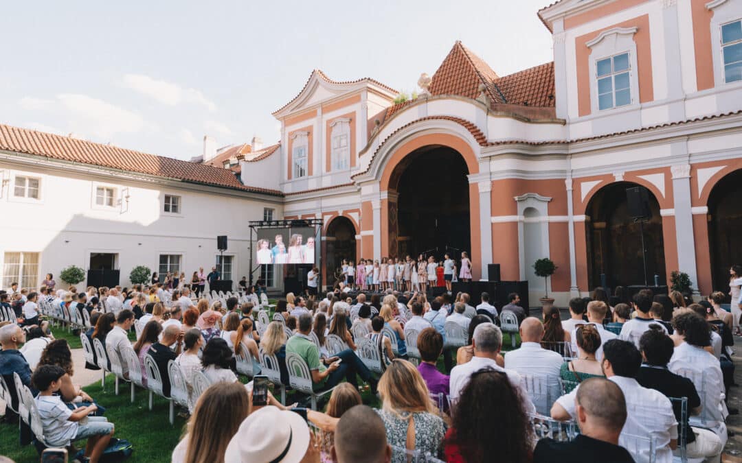 Předávání ocenění studentům v Ledeburské zahradě