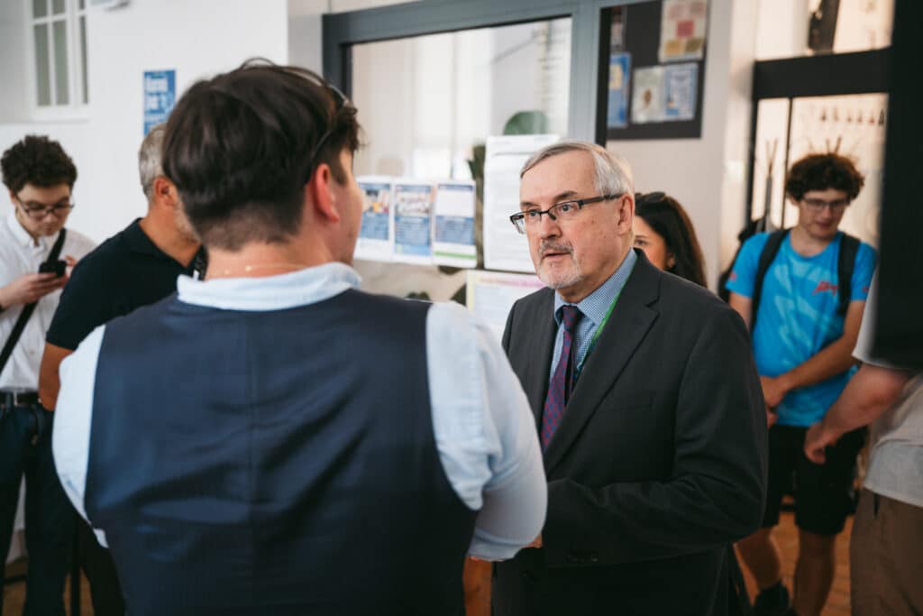 Whole School Principal Paul Ingarfield shares insights on student tech use and preparing children for future careers in Expats.cz and Flowee.cz.